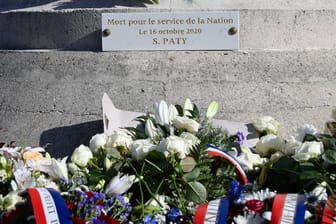 Gedenkort für Samuel Paty (Archivbild): Der Geschichtslehrer wurde vor drei Jahren in einem Pariser Vorort getötet und enthauptet.