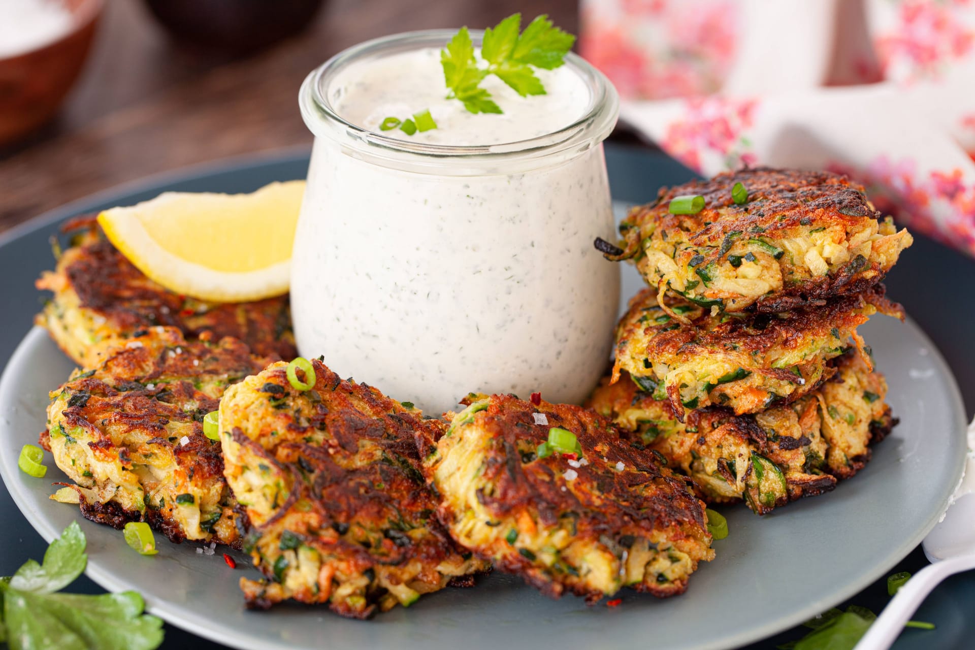 Zucchini-Kartoffelpuffer schmecken gut mit frischem Kräuterquark.