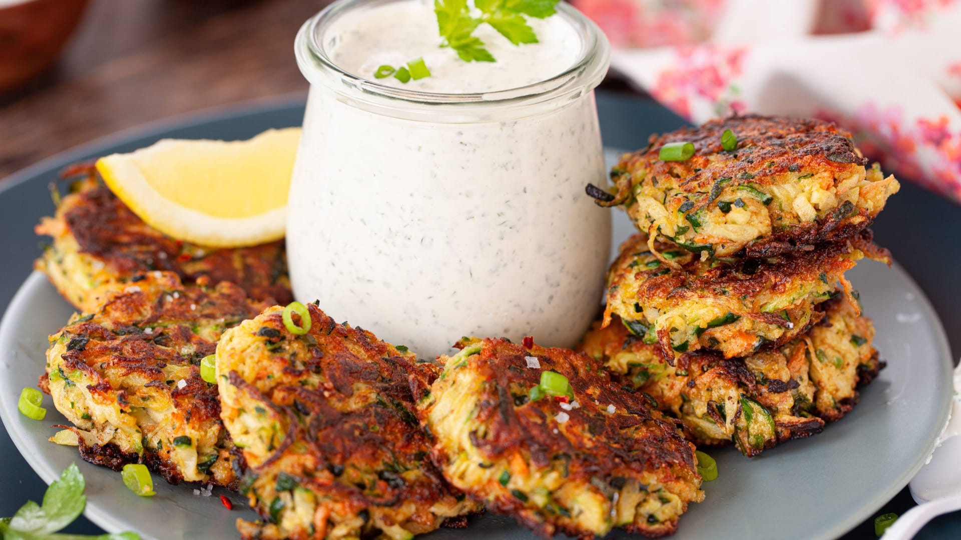 Zucchini-Kartoffelpuffer schmecken gut mit frischem Kräuterquark.