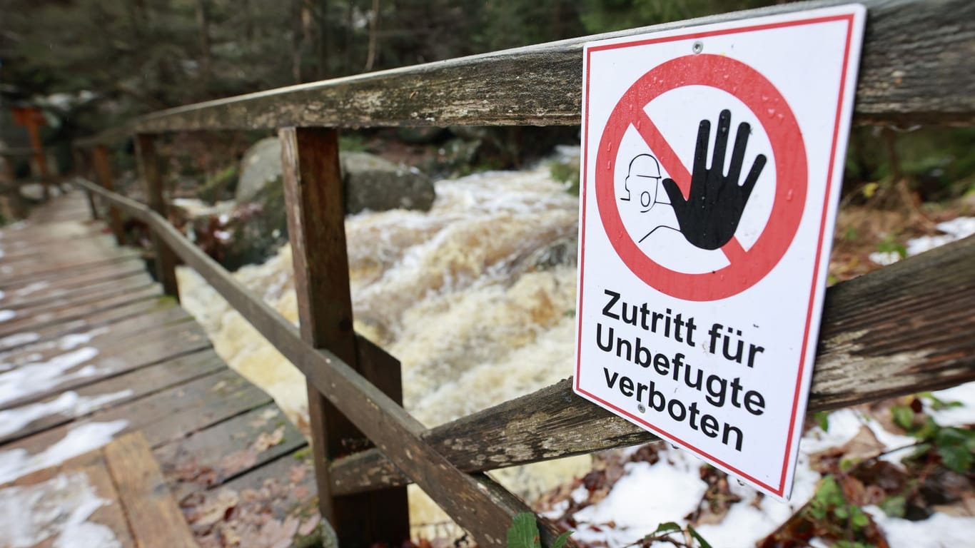 Für Unbefugte ist der Zutritt auf das abgesperrte Gelände am Fluss Holtemme im Harz an der "Steinernen Renne" neben der Brücke verboten.