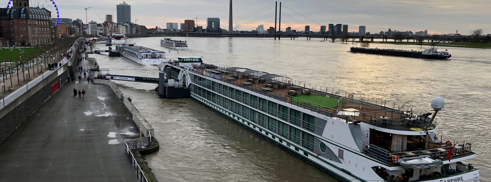 Seit Mittwoch sinkt der Rhein in Düsseldorf wieder.