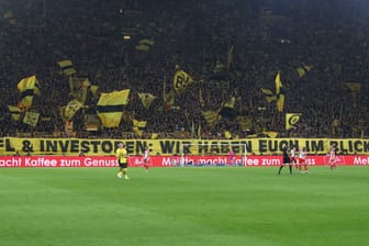 Fans des BVB beim Spiel gegen den FC Bayern mit einem Banner: Die Ultra-Gruppierungen fast aller Profiklubs sprachen sich gegen den Investorendeal aus.