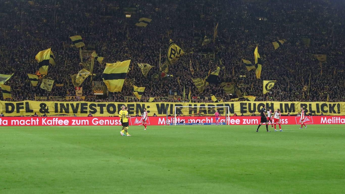 Fans des BVB beim Spiel gegen den FC Bayern mit einem Banner: Die Ultra-Gruppierungen fast aller Profiklubs sprachen sich gegen den Investorendeal aus.