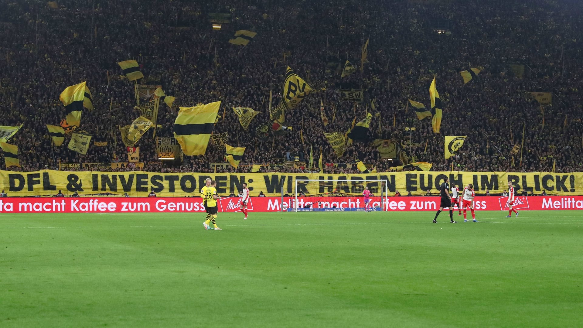 Fans des BVB beim Spiel gegen den FC Bayern mit einem Banner: Die Ultra-Gruppierungen fast aller Profiklubs sprachen sich gegen den Investorendeal aus. Fans des BVB beim Spiel gegen den FC Bayern mit einem Banner: Die Ultra-Gruppierungen fast aller Profiklubs sprachen sich gegen den Investorendeal aus.