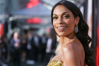 Rosario Dawson: Die Schauspielerin ist jetzt Oma.