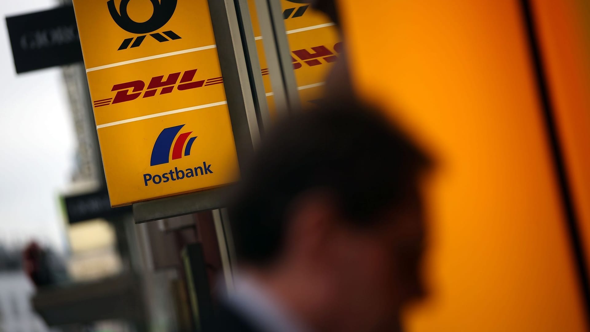 Blick auf Logo einer Postbankfiliale Blick auf Logo einer Postbankfiliale