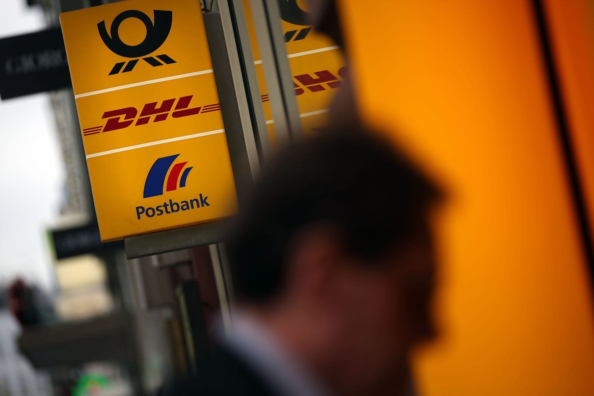 Blick auf Logo einer Postbankfiliale