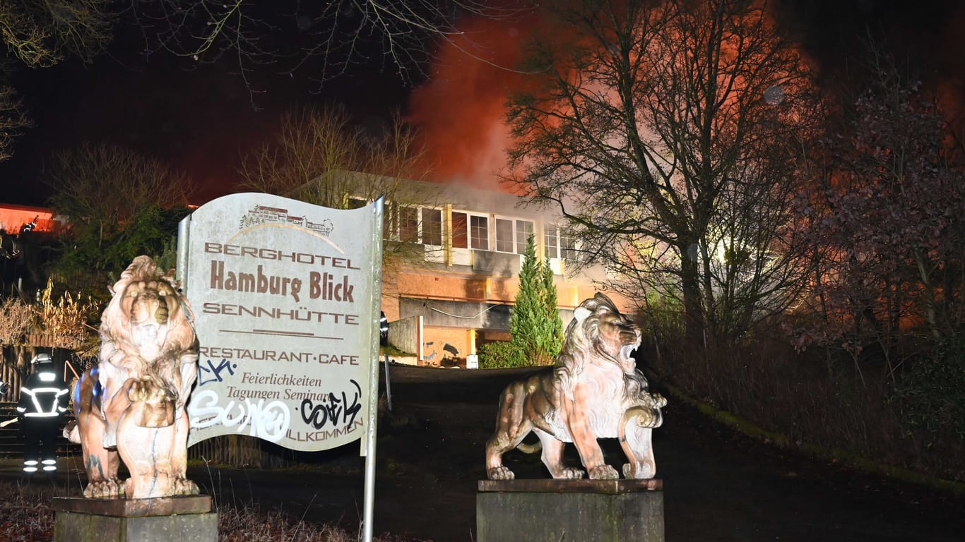 Hamburg-Harburg: Ein leerstehendes Hotel stand in der Nacht zu Sonntag in Flammen.