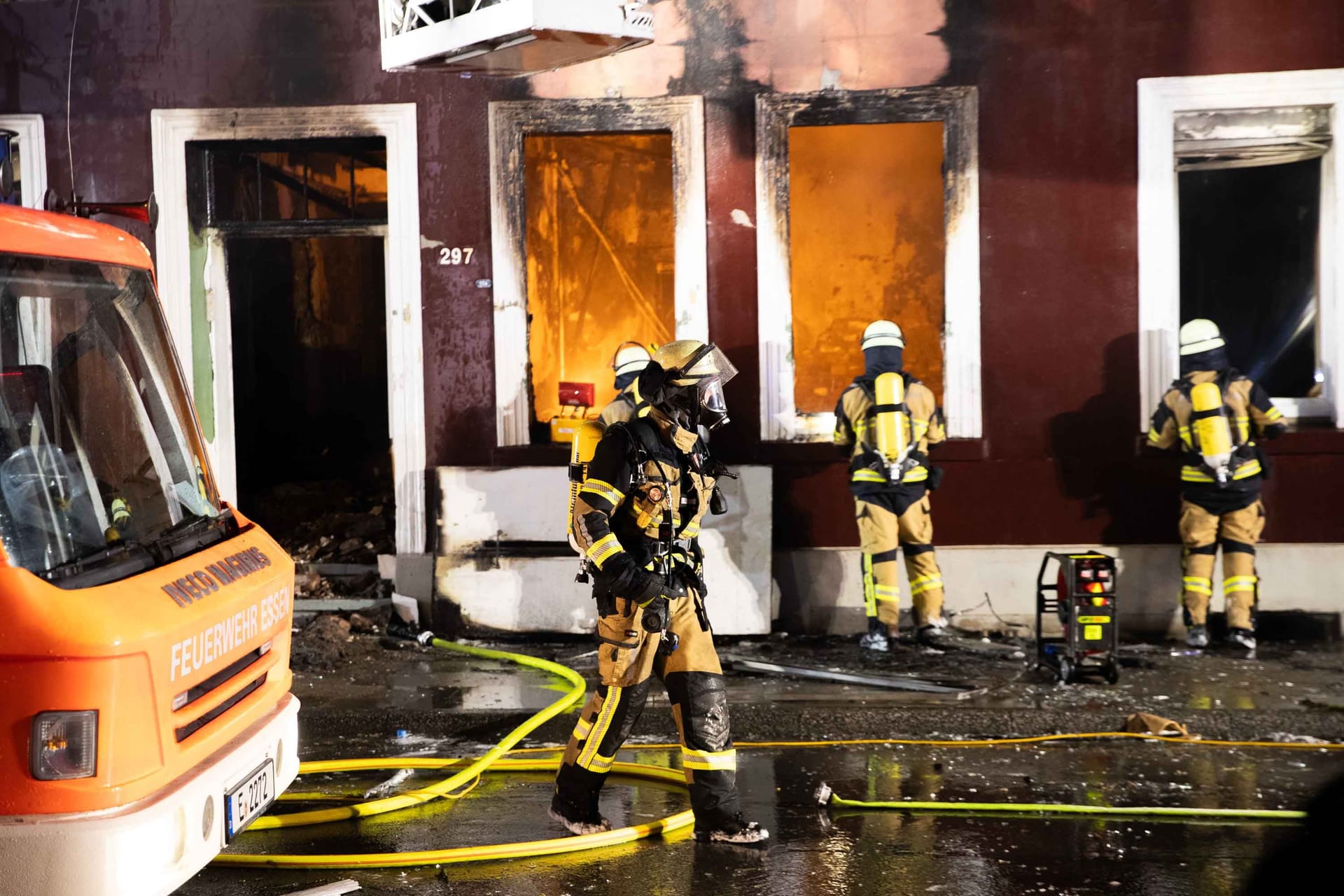 Einsatzkräfte in Essen: Aufgrund der massiven Explosion konnten Feuerwehrleute das Innere des Hauses bislang nur von außen einsehen.