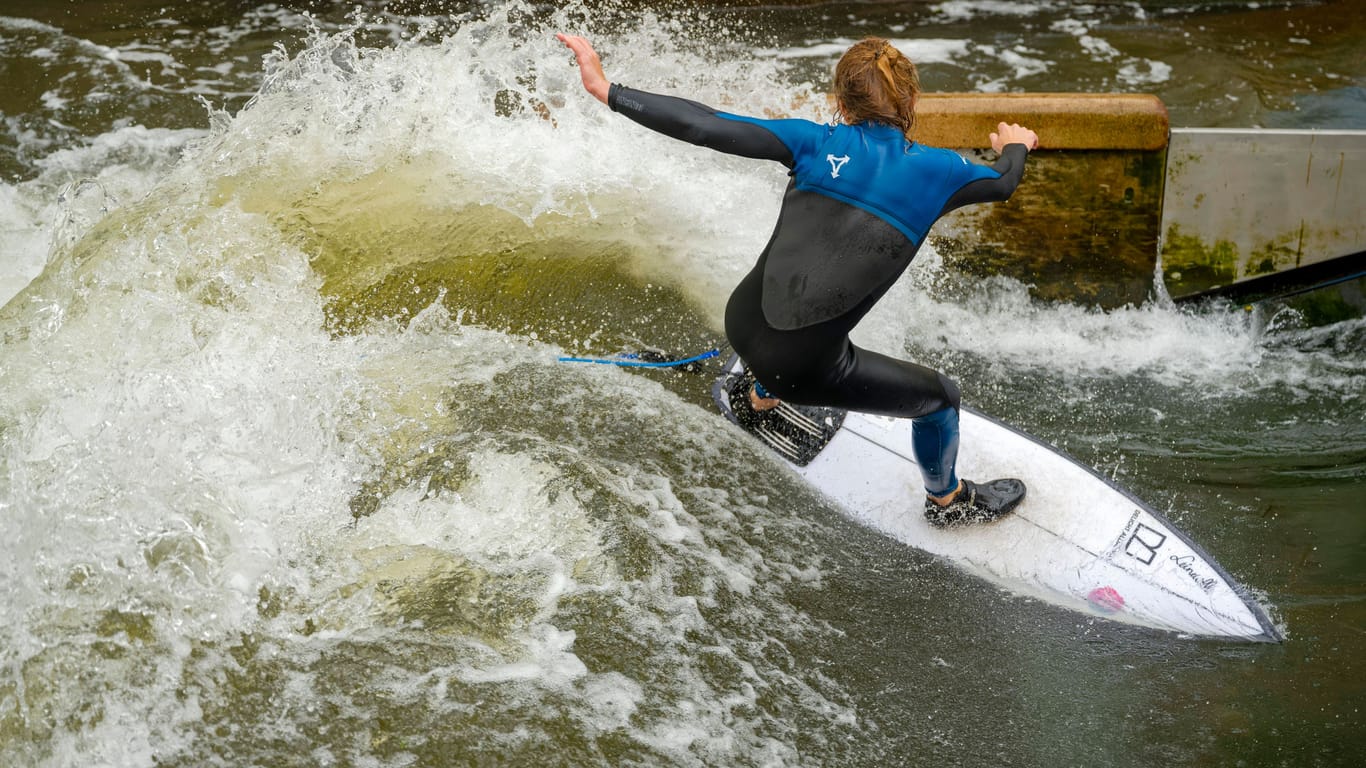 Surferin auf der Leinewelle: Die Wellenkörper sind auf die Fähigkeiten der Surfer und Surferinnen einstellbar.