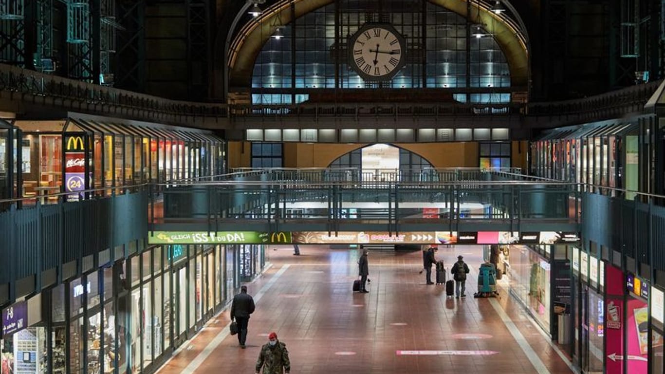 Die Wandelhalle im Hamburger Hauptbahnhof (Archivfoto): Mit bis zu 450.000 Reisenden täglich ist der Hauptbahnhof eines der zentralen Drehkreuze Deutschlands.