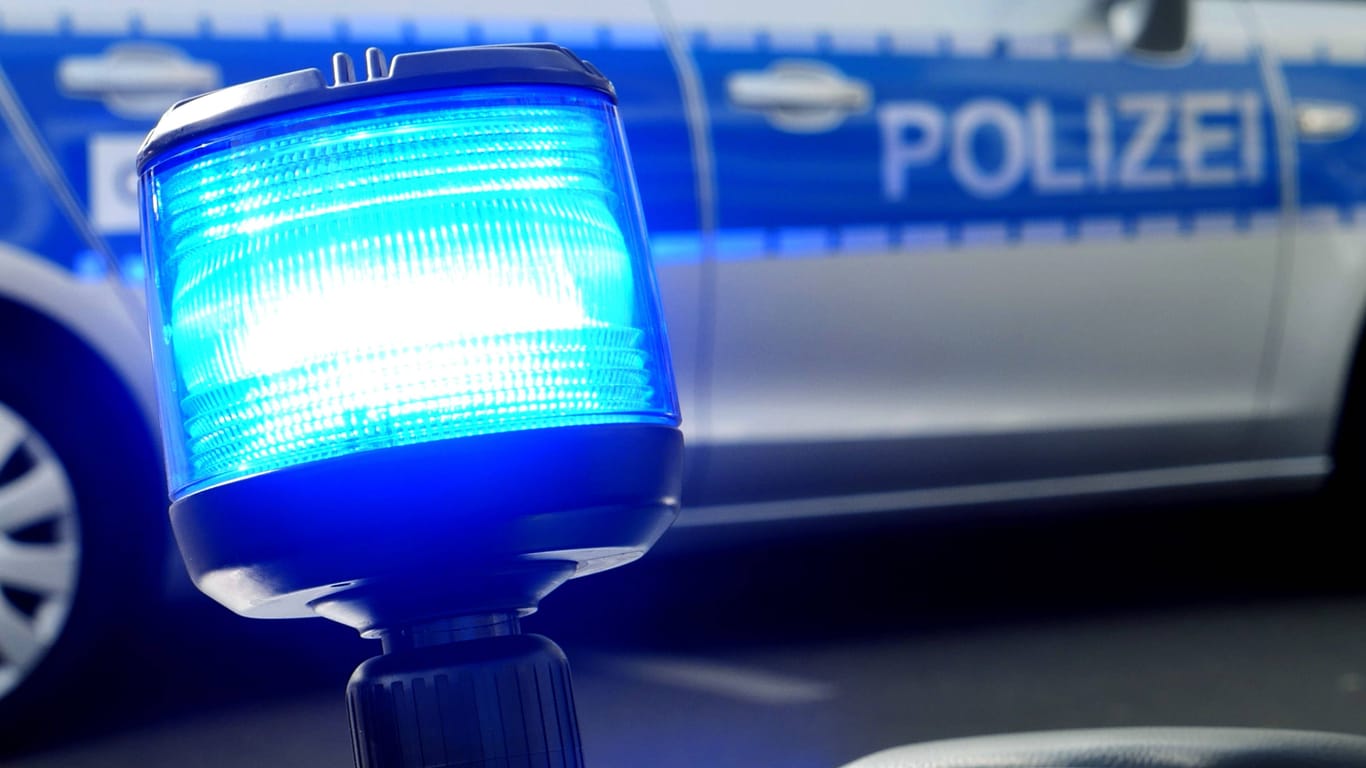 Blaulicht am Streifenwagen (Archivbild): Ein vermisste 14-jährige Jugendliche ist wieder da.