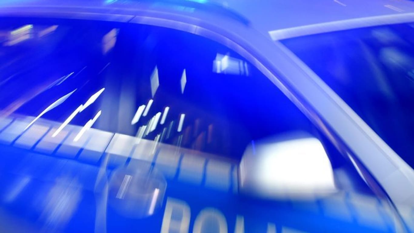 Ein Streifenwagen der Polizei steht mit eingeschaltetem Blaulicht