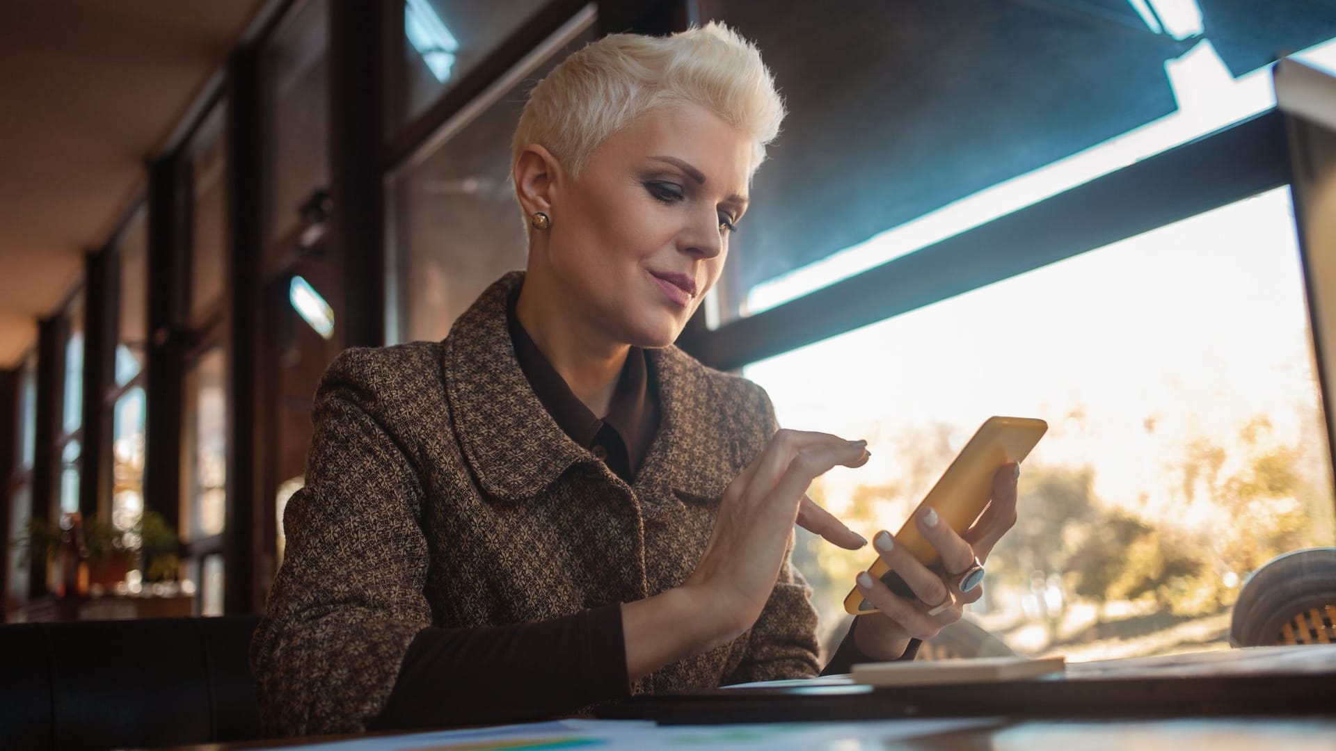 Eine Frau sitzt in einem Café (Symbolbild): Für 1973 Geborene gilt dasselbe reguläre Renteneintrittsalter wie für alle Jahrgänge ab 1964.