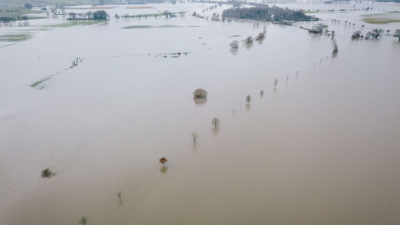 Wiesen und Felder werden vom Hochwasser der Weser überflutet. Die Weser hat in den vergangenen Tagen einen Pegelstand von 6,60 Metern erreicht.