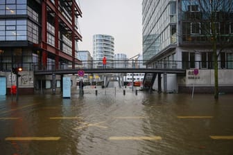 Wasser steht auf der überschwemmten Straße „Am Santorkai“ in der Hafencity.