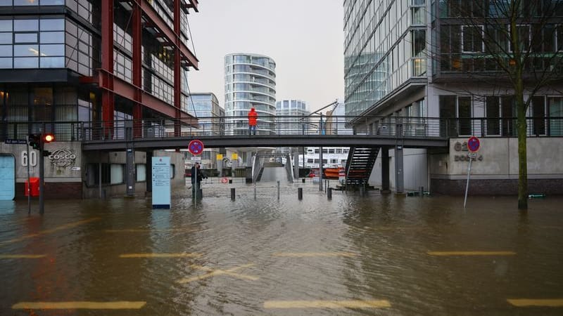 Wasser steht auf der überschwemmten Straße „Am Santorkai“ in der Hafencity.