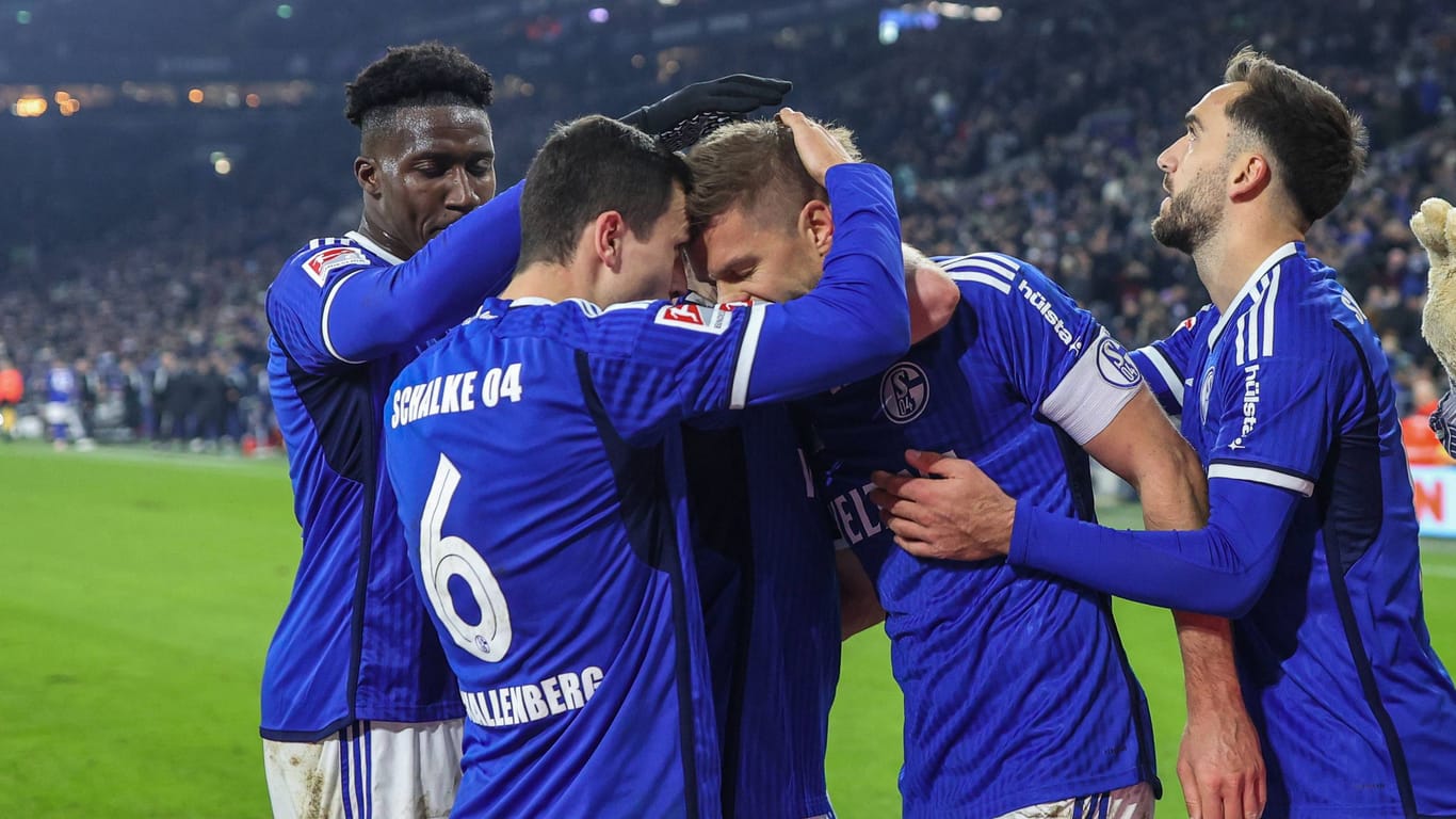 Simon Terodde wird gratuliert, der Kapitän erzielte das 3:0 für Schalke 04.