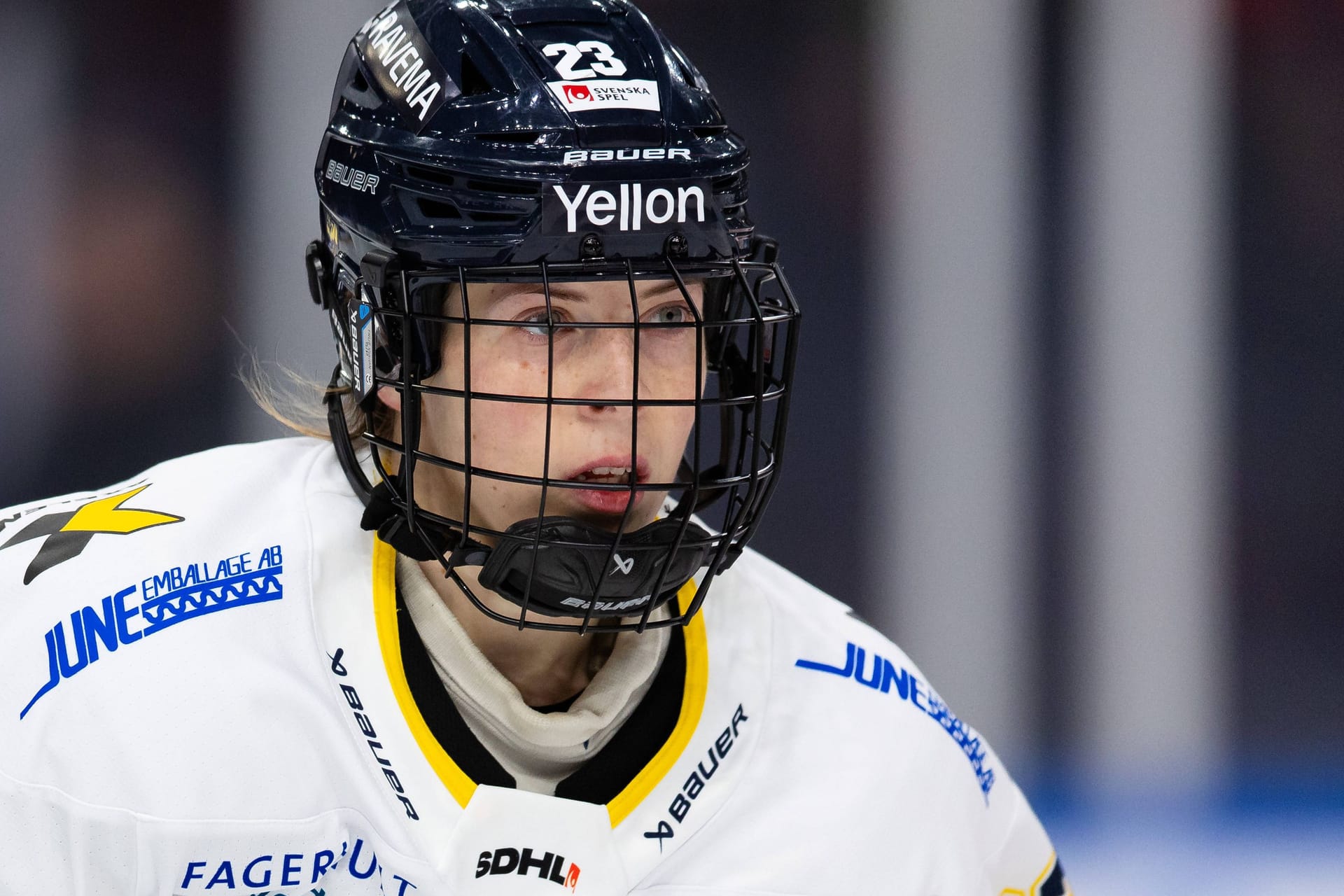 Sanni Hakala: Sie prallte bei einem Eishockey-Spiel unglücklich gegen einen Torpfosten.