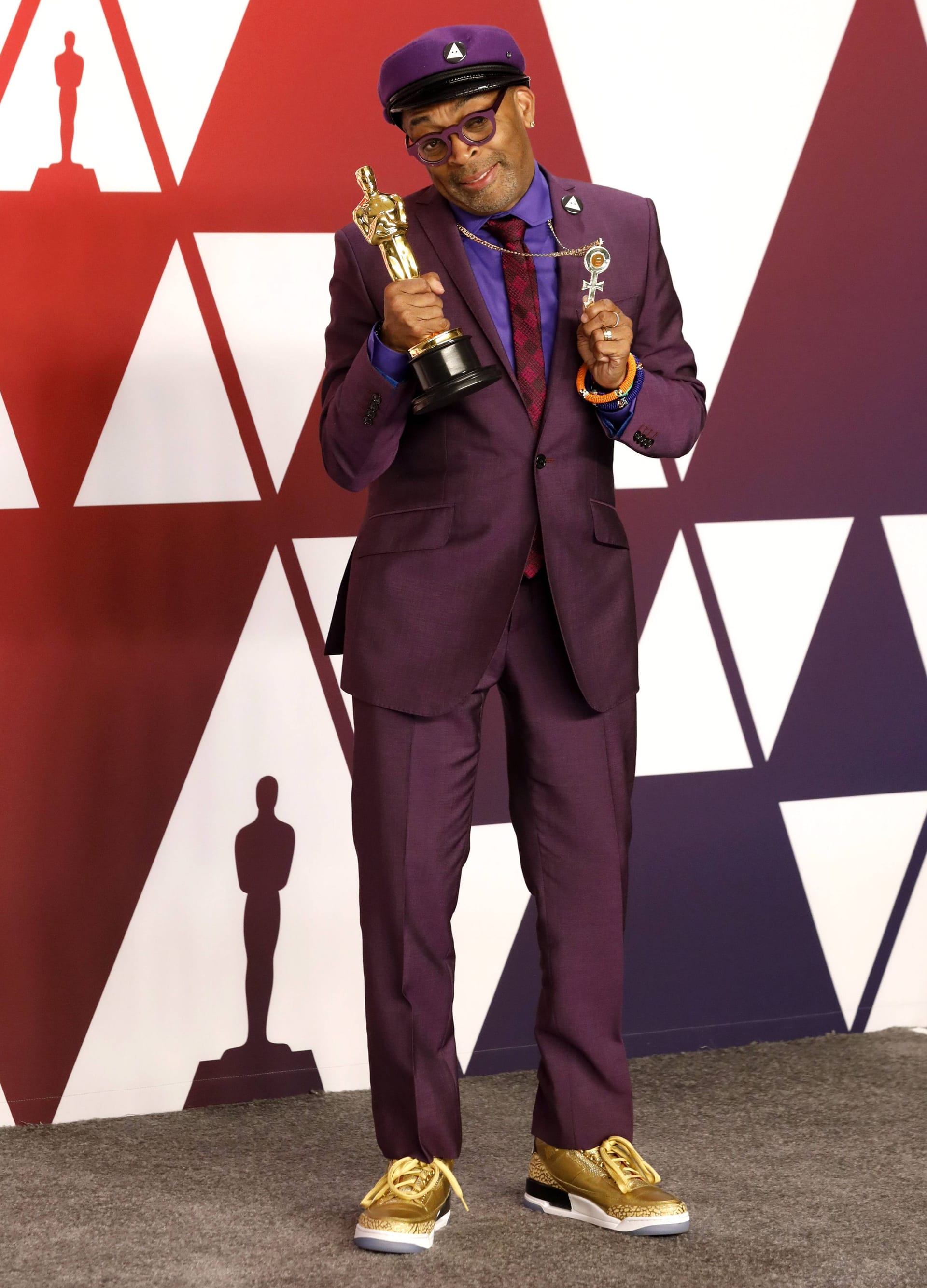 Spike Lee 2019 mit seinem Oscar (Archivbild): An den Füßen trug er eine Sneaker-Sonderanfertigung, die nur er und einige wenige ausgewählte Freunde erhielten.