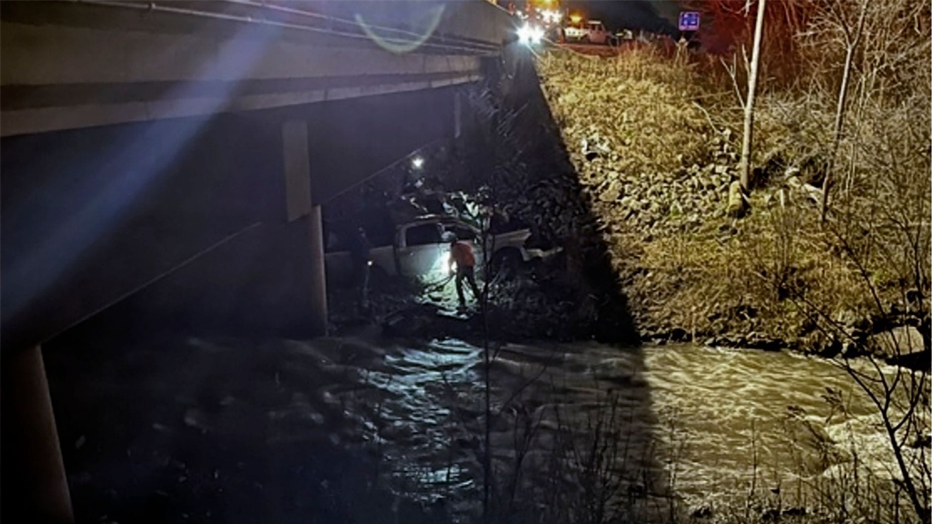 Das Unfallauto unter einer Brücke: Tagelang bemerkte niemand den Crash.