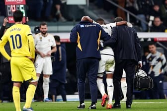 David Alaba von Real Madrid wird nach einer Verletzung vom Platz geholfen.