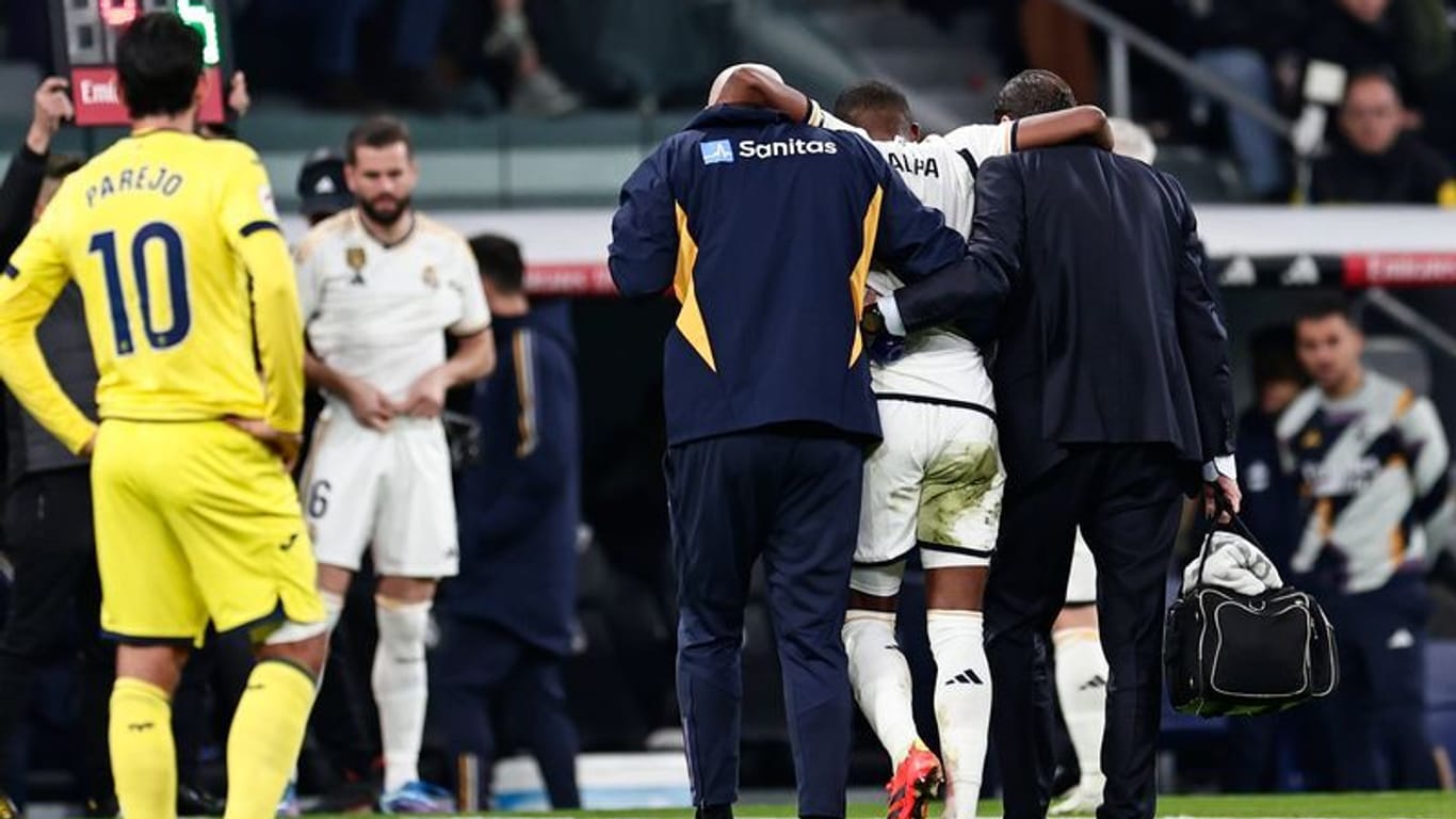 David Alaba von Real Madrid wird nach einer Verletzung vom Platz geholfen.