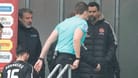 Spielunterbrechung: Schiedsrichter Hempel läuft in die Kabine.