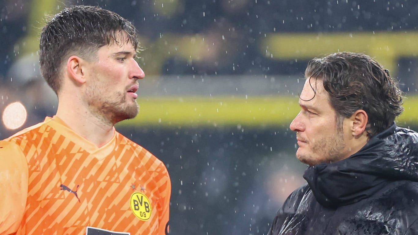 Dortmunds Torwart Gregor Kobel und Trainer Edin Terzic nach dem Abpfiff gegen Mainz: Brodelt es in der Mannschaft?