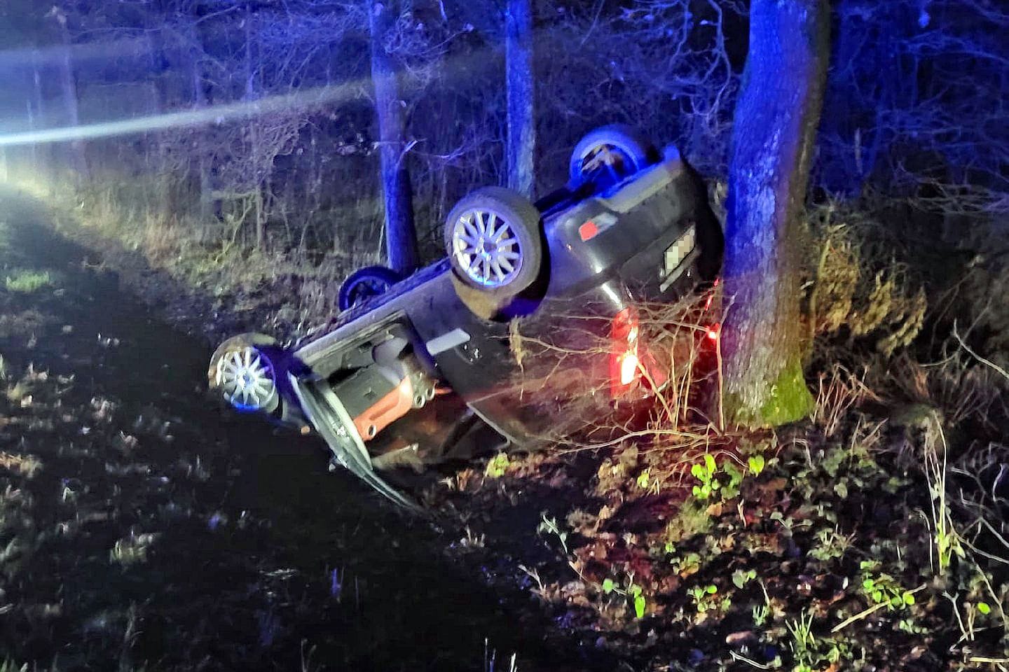 Verkehrsunfall auf Höhe Gut Holtau: Ein Geschwisterpaar ist von der Landstraße abgekommen und mit dem Auto im Graben gelandet.