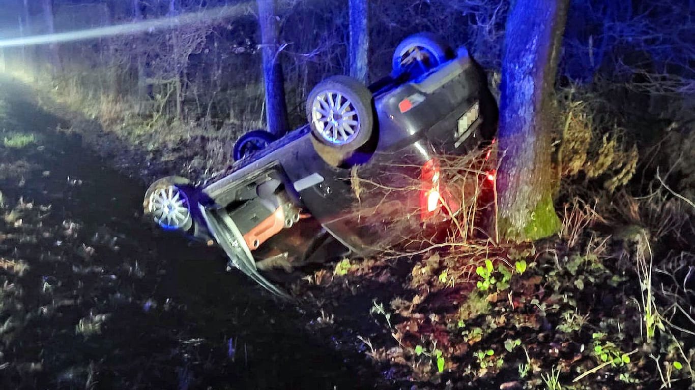 Verkehrsunfall auf Höhe Gut Holtau: Ein Geschwisterpaar ist von der Landstraße abgekommen und mit dem Auto im Graben gelandet.