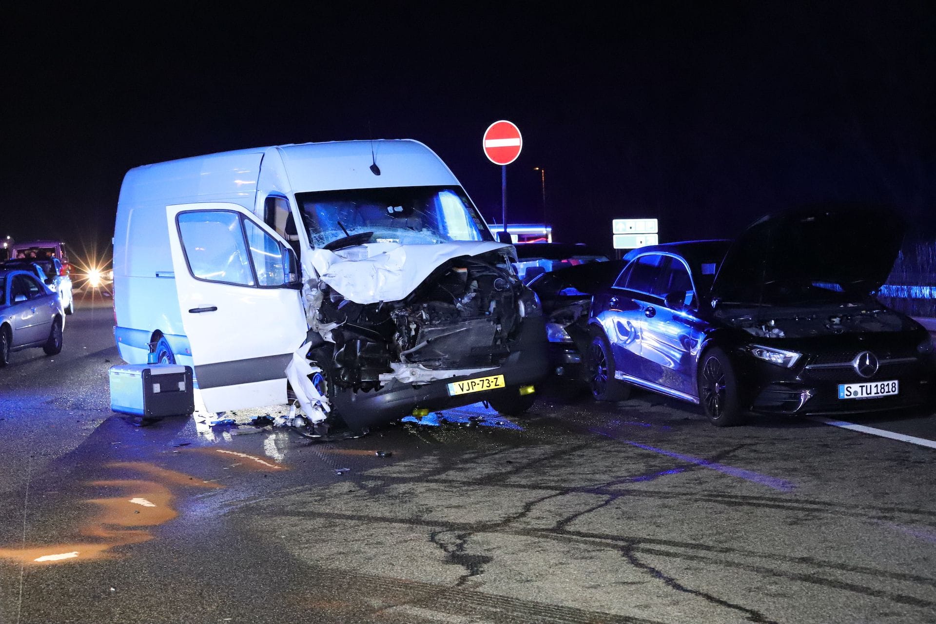 Acht Personen wurden durch die Massenkarambolage auf der Autobahn A3 verletzt.