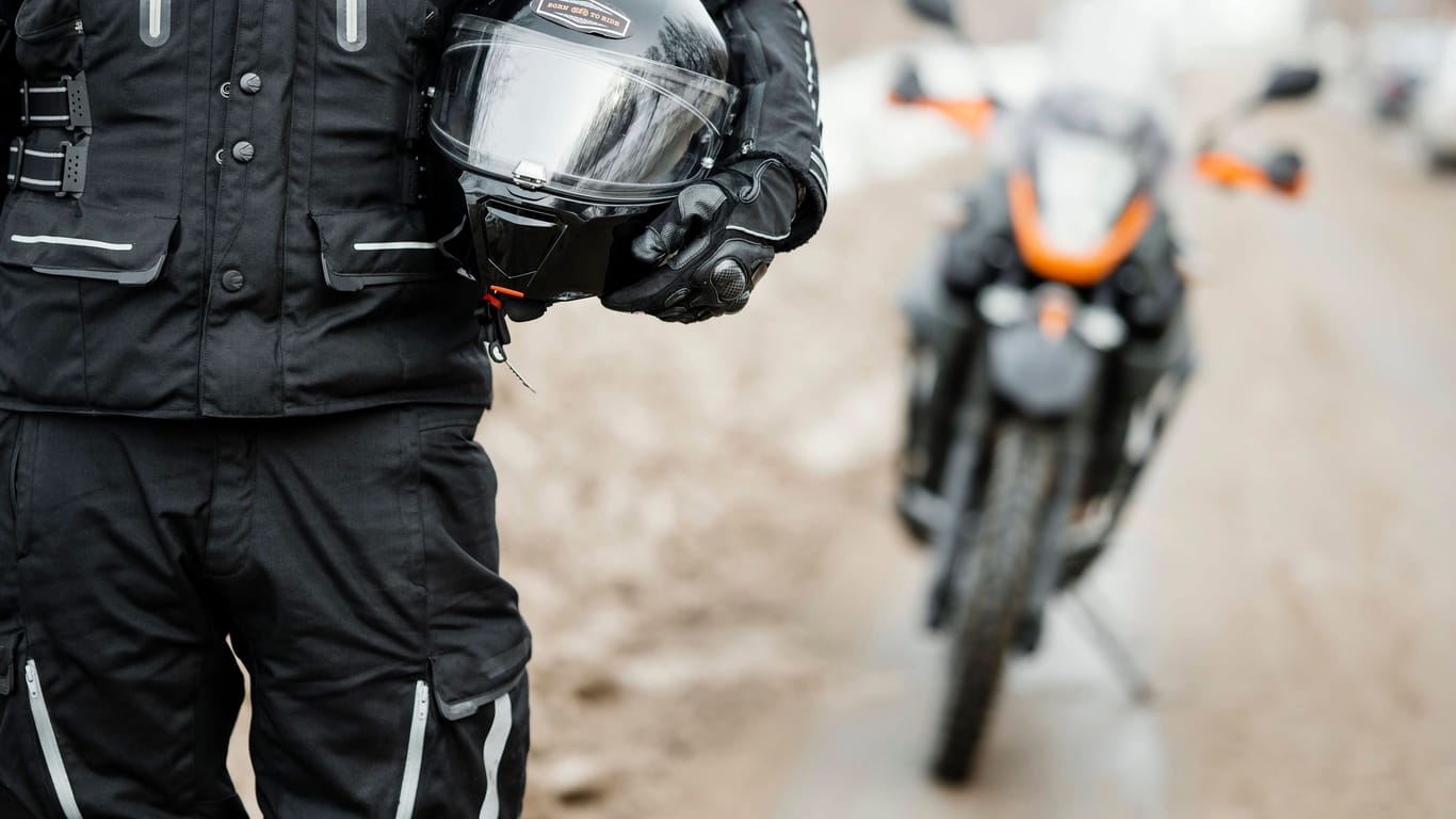 Auf zwei Rädern durch den Winter: Motorradfahrer sollten wissen, wo nun Gefahren lauern.