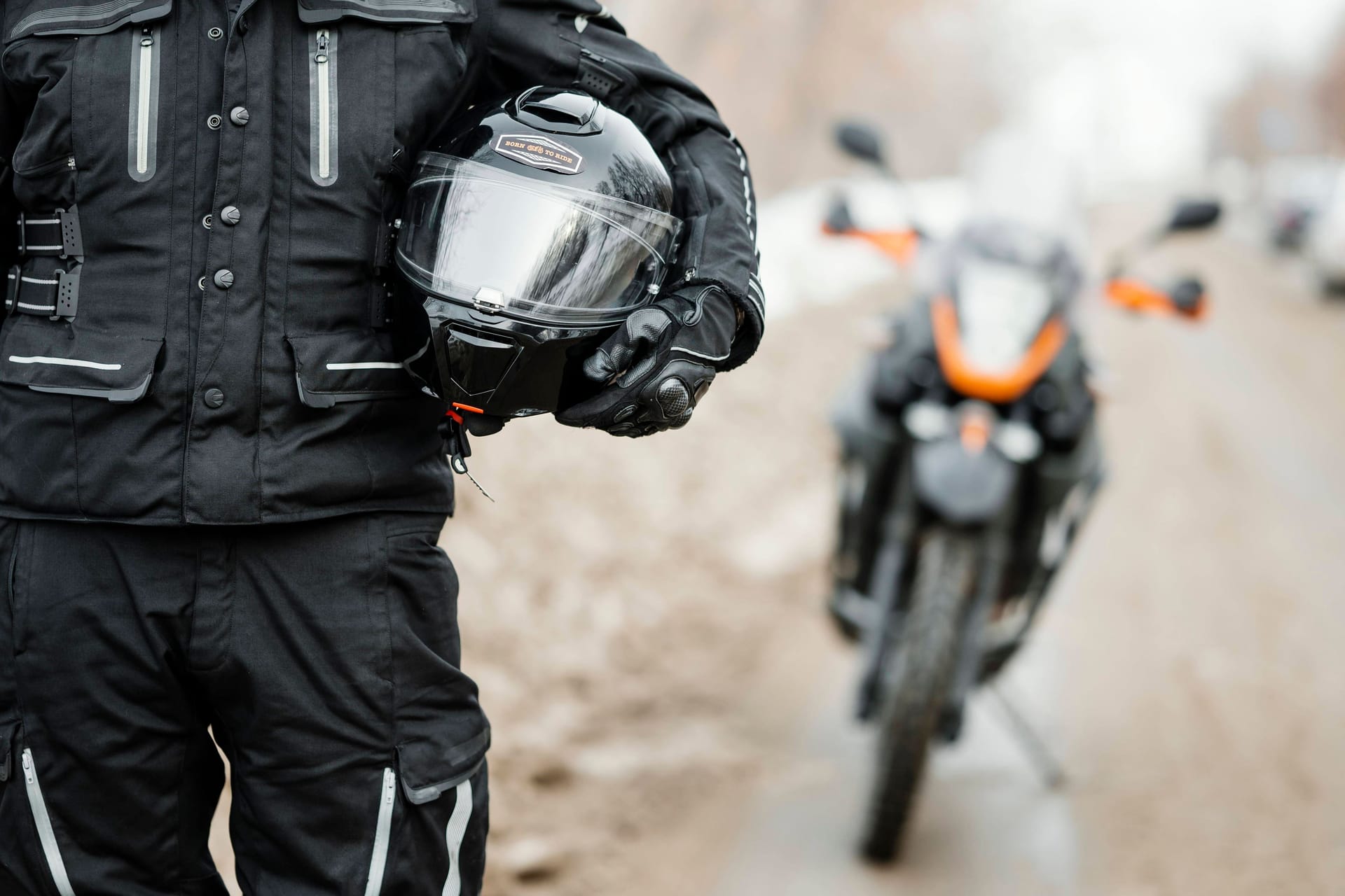 Auf zwei Rädern durch den Winter: Motorradfahrer sollten wissen, wo nun Gefahren lauern.