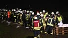 Mit einer Menschenkette werden gefüllte Sandsäcke zu den Bruchstellen in Hollen gebracht. Mit einer Menschenkette werden gefüllte Sandsäcke zu den Bruchstellen in Hollen gebracht.
