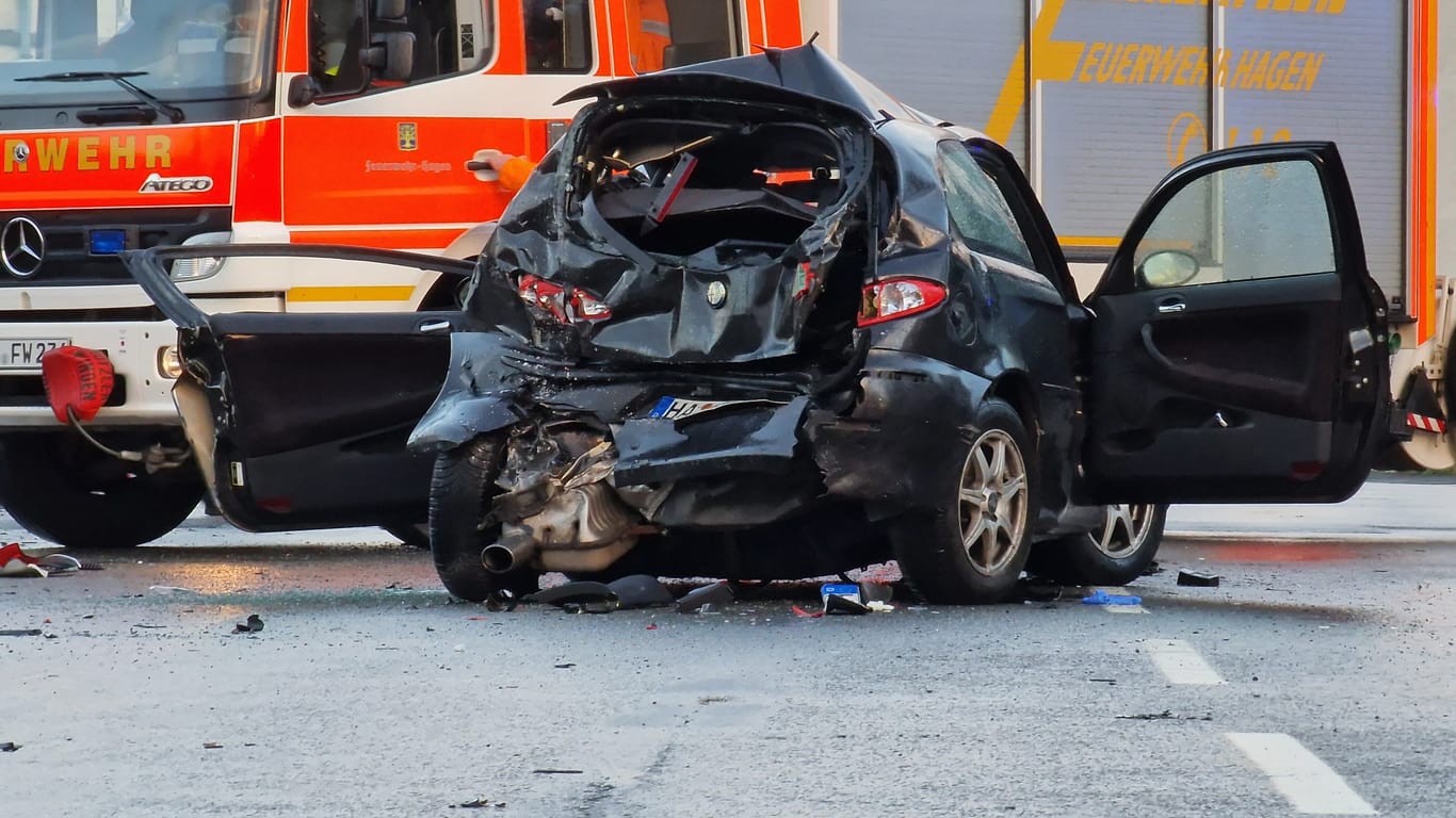 Der Alfa Romeo wurde durch den Unfall komplett beschädigt. Die Fahrerin erlitt schwere Verletzungen.