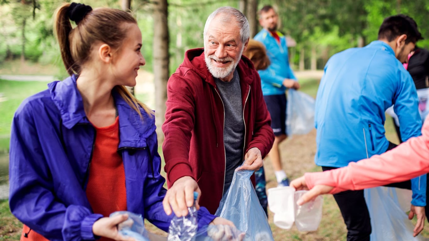 Rentner hilft beim Müllsammeln: Wer sich noch fit genug fühlt, kann im Ruhestand über ein Ehrenamt nachdenken.