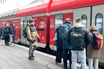 Bahnreisende am Bahnhof (Symbolbild): Der aktuelle Bahnstreik soll bis zum 7. Januar der letzte sein.