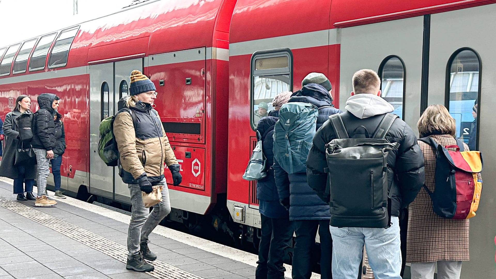 Bahnreisende am Bahnhof (Symbolbild): Der aktuelle Bahnstreik soll bis zum 7. Januar der letzte sein.