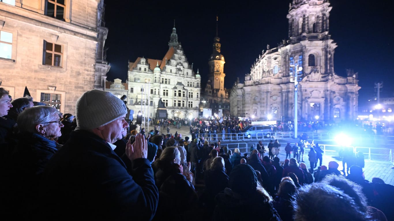 Dirk Hilbert (FDP, 2. v. l), Oberbürgermeister der Stadt Dresden, nimmt an der Gegendemonstration der Initiative «Herz statt Hetze» gegen eine angekündigte Demonstration der rechtsextremistischen Bewegung am Pegida am Schlossplatz teil.