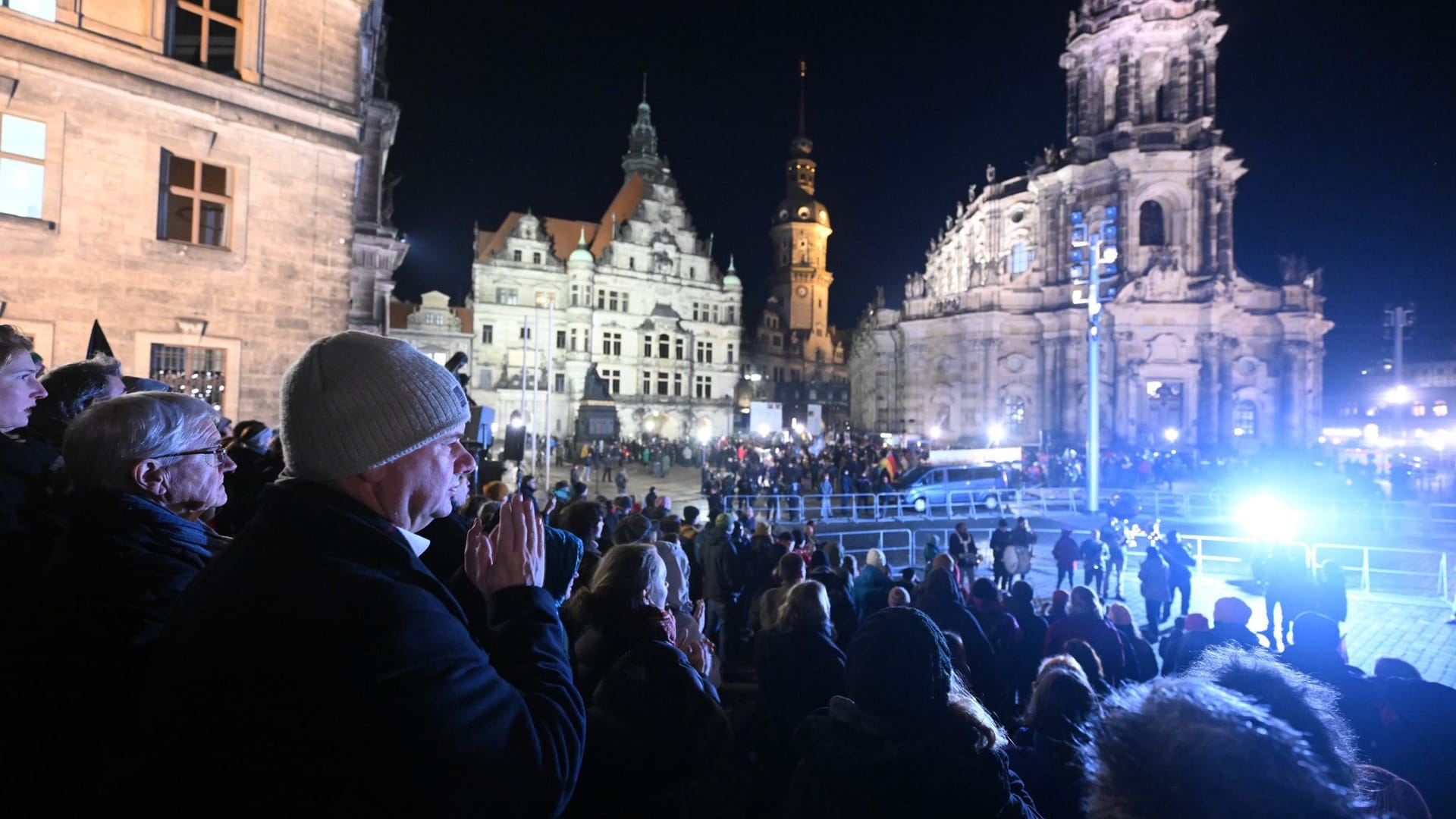 Dirk Hilbert (FDP, 2. v. l), Oberbürgermeister der Stadt Dresden, nimmt an der Gegendemonstration der Initiative «Herz statt Hetze» gegen eine angekündigte Demonstration der rechtsextremistischen Bewegung am Pegida am Schlossplatz teil.