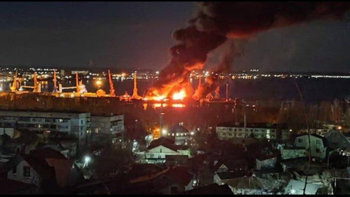 Ein Foto, das auf Telegram verbreitet wurde, soll eine der Explosionen im Hafen von Feodossija zeigen.