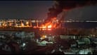 Ein Foto, das auf Telegram verbreitet wurde, soll eine der Explosionen im Hafen von Feodossija zeigen. Ein Foto, das auf Telegram verbreitet wurde, soll eine der Explosionen im Hafen von Feodossija zeigen.