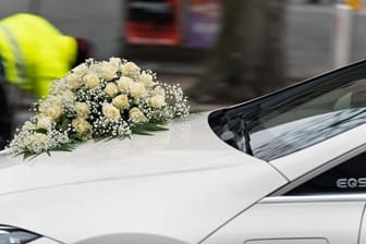 Hochzeitsblumen auf einer Motorhaube in Berlin (Symbolbild): Die Bluttat überschattete die Hochzeitsfeier.