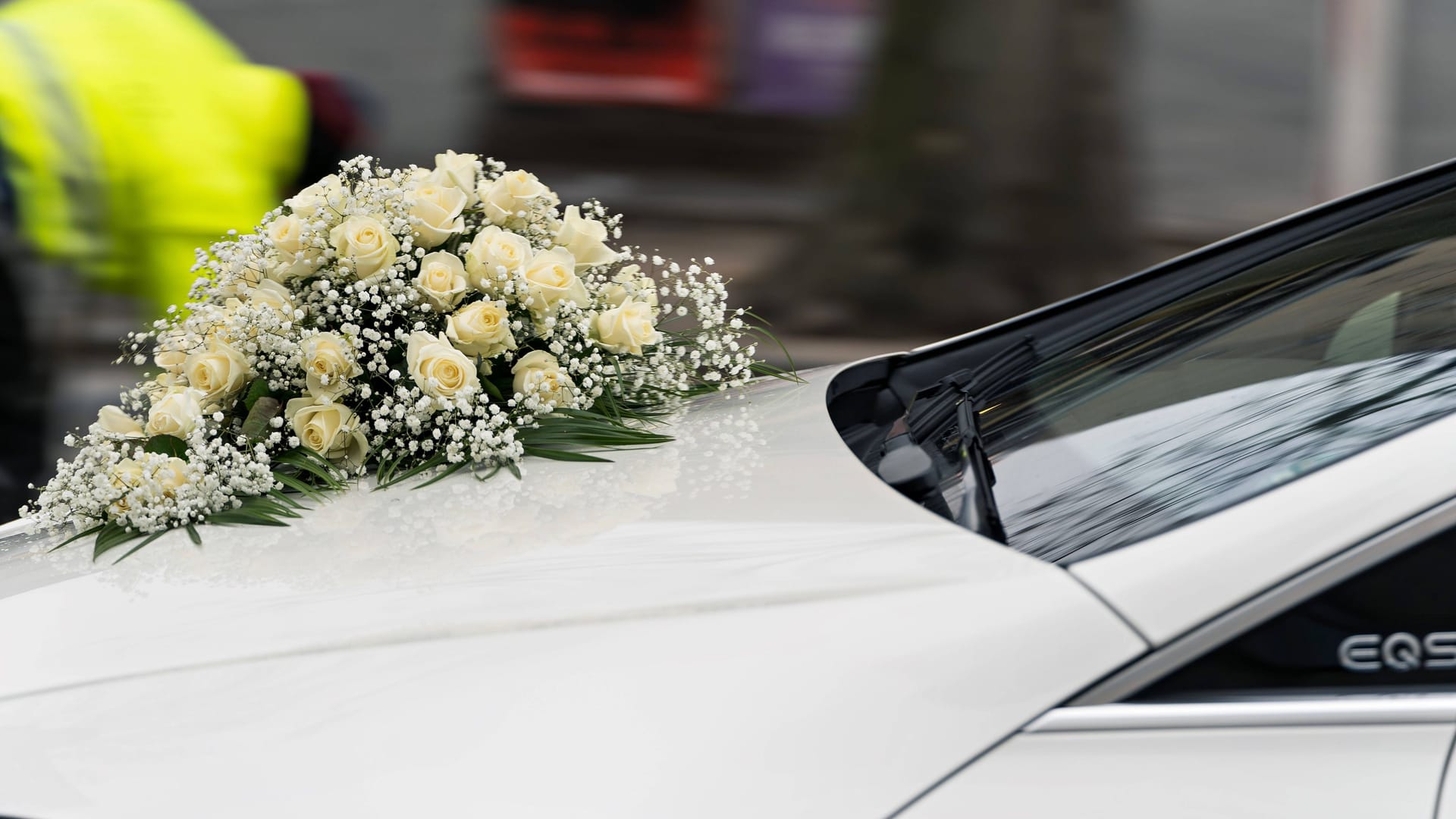 Hochzeitsblumen auf einer Motorhaube in Berlin (Symbolbild): Die Bluttat überschattete die Hochzeitsfeier. Hochzeitsblumen auf einer Motorhaube in Berlin (Symbolbild): Die Bluttat überschattete die Hochzeitsfeier.