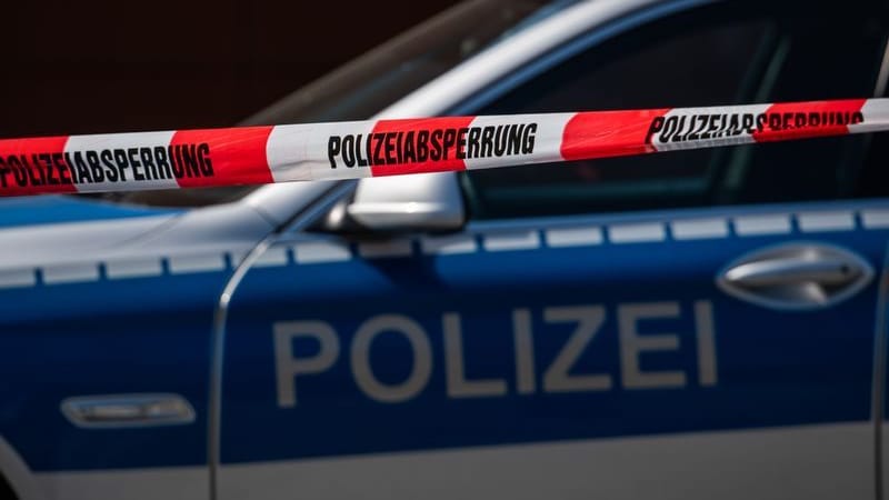 Ein Polizeiauto steht hinter einem Absperrband der Polizei (Symbolbild): Der Brand sorgt für entsetzte Reaktionen von Politikern.