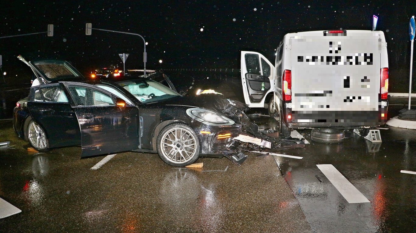 Schwerer Unfall an der B27: Der Hyprid-Porsche wurde massiv beschädigt.