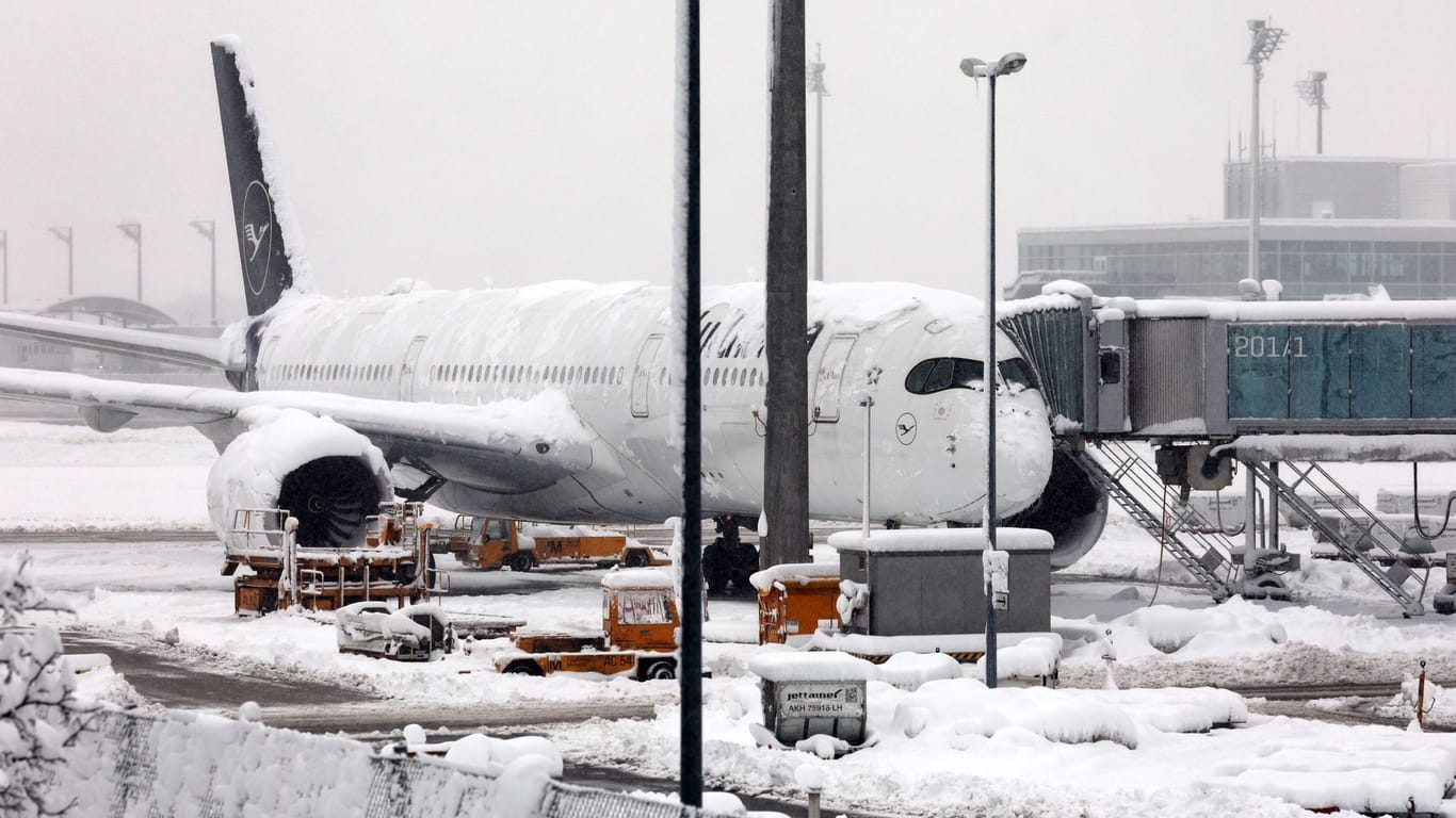 Eine Maschine der Lufthansa steht auf dem Münchner Flughafen: Der Flughafen wird bis Sonntag nicht angeflogen.