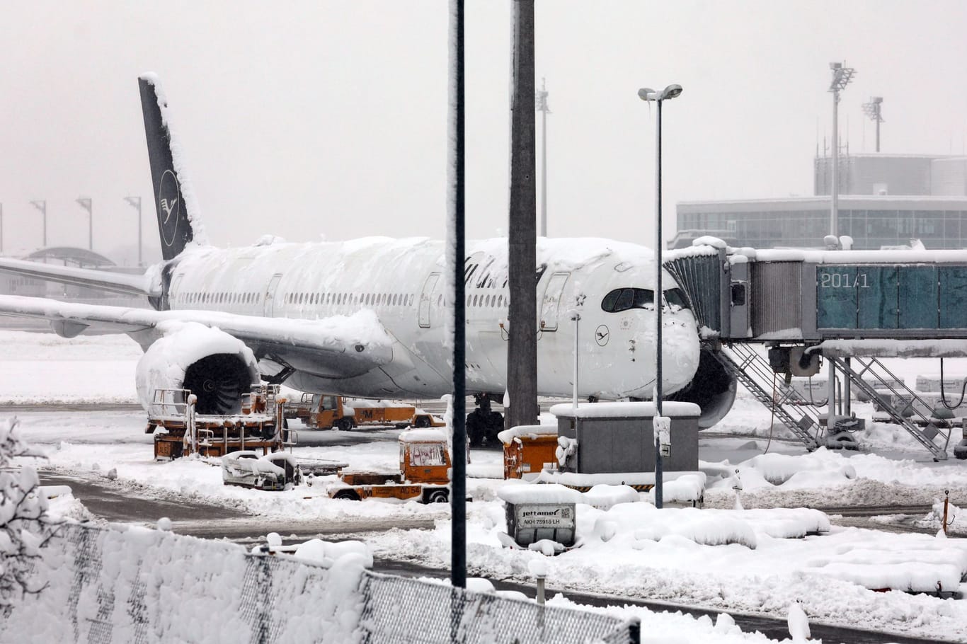 Eine Maschine der Lufthansa steht auf dem Münchner Flughafen: Der Flughafen wird bis Sonntag nicht angeflogen.