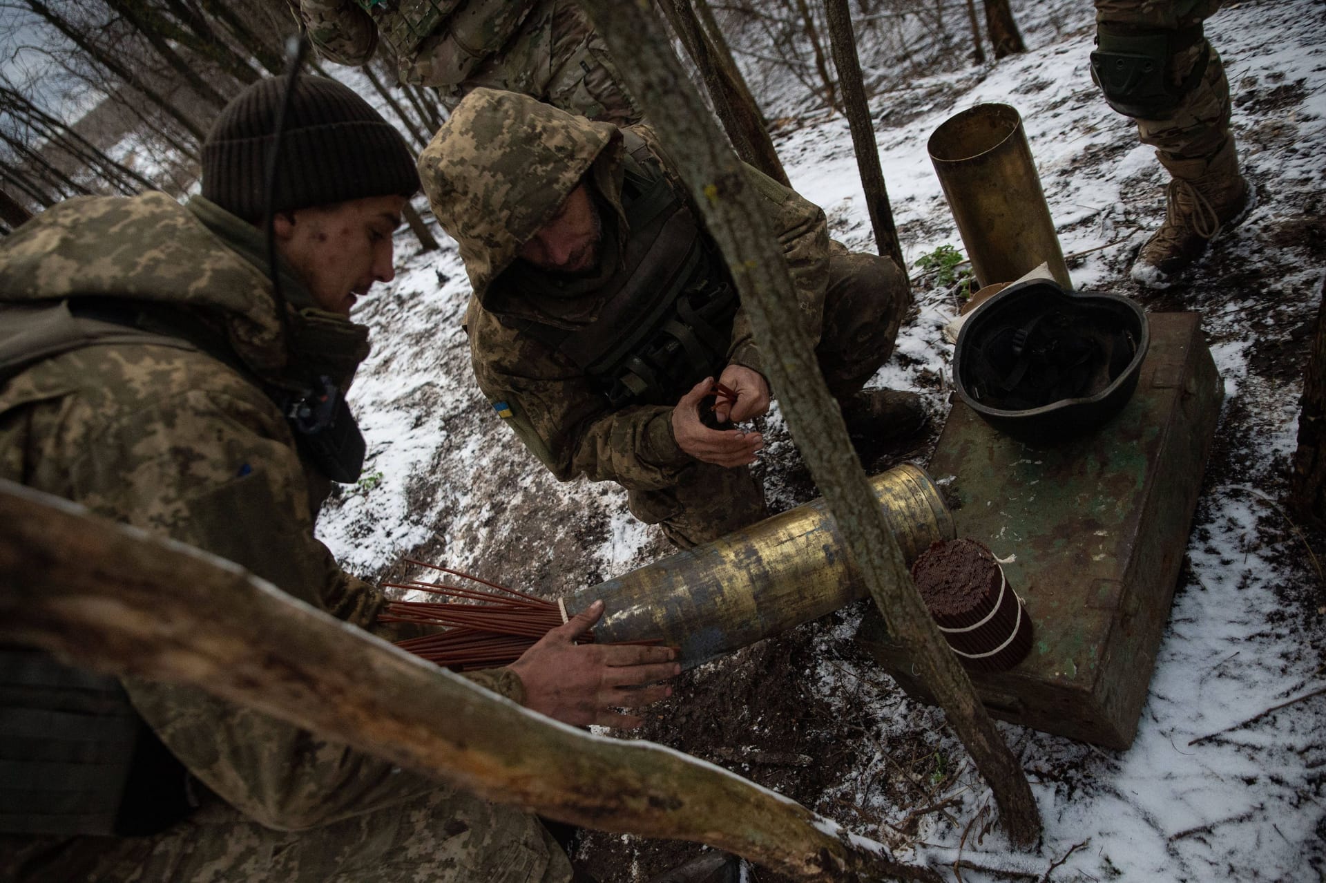 Ukrainische Soldaten in Kupjansk bereiten eine Artilleriegranate vor.